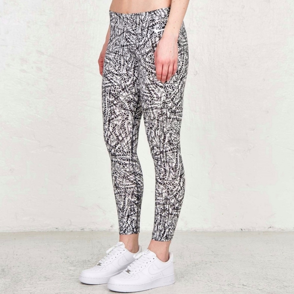 Nike Club Black and White Pattern Crop Lightweight Legging